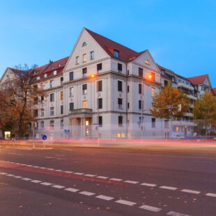 15-10-28_swh_bay_bahnhof_aussenansicht_im_dunkeln_c_swen_reichhold