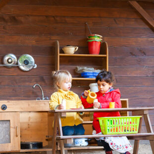 Kinder spielen im Garten der Kita Villa Unifratz Leipzig