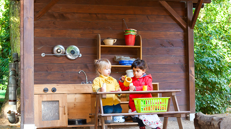 Kinder spielen im Garten der Kita Villa Unifratz Leipzig