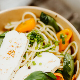 Gebratener Halloumi mit Nudelsalat