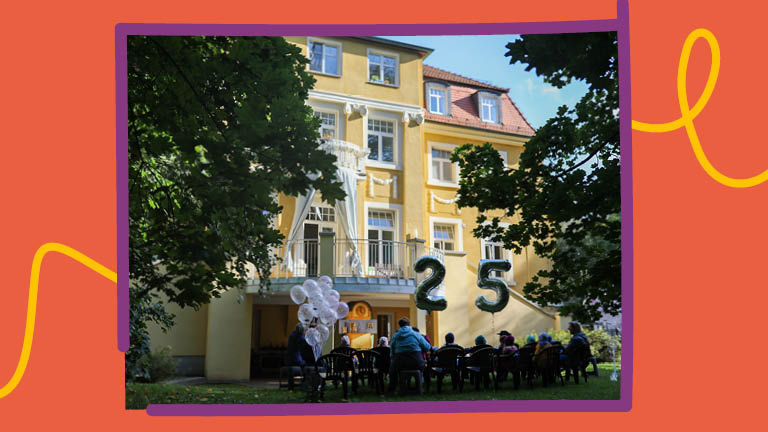 Kinder und bunte Luftballons zum Geburtstag vor der Villa Unifratz.