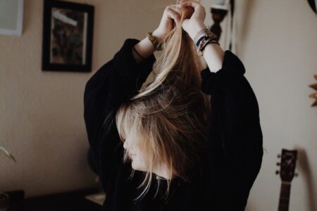 Eine junge Frau rauft sich die Haare.