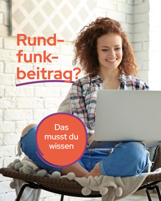 Du wohnst in deiner ersten eigenen Wohnung, in einer WG oder in einem Zimmer im Wohnheim? Das musst du zum Rundfunkbeitrag wissen:👉 Eine Wohnung – ein BeitragEgal ob WG oder Zimmer im Wohnheim: Pro Wohnung muss ein Rundfunkbeitrag gezahlt werden. Es ist egal, wie viele Personen in der Wohnung leben. Ob und wie viele Empfangsgeräte du besitzt, spielt keine Rolle.👉 Vier Zahlungstermine pro JahrDer Rundfunkbeitrag beträgt aktuell 18,36 € im Monat. Zahlen musst du ihn alle drei Monate, jeweils zum 15. des mittleren Monats im Zahlungszeitraum. Dann sind gleich drei Monatsbeiträge à 18,36 € fällig – insgesamt 55,08 €.Tipp: Im Lastschriftverfahren geht das automatisch.👉 WohnungsanmeldungDu oder eine mitbewohnende Person muss beim Beitragsservice die Wohnung anmelden. Die anderen müssen nicht zusätzlich zahlen, wenn sie die Beitragsnummer der zahlenden Person mitteilen.👉 BAföG & BerufsausbildungsbeihilfeWenn du BAföG erhältst, kannst du grundsätzlich einenAntrag auf Befreiung stellen. Sie gilt auch für Ehe- und eingetragene Lebenspartner/-innen in der Wohnung, jedoch nicht für Mitbewohnende. Erst wenn alle Mitbewohnenden die Befreiungsvoraussetzungen erfüllen, kann die gesamteWohnung eine Befreiung von der Rundfunkbeitragspflicht erhalten.Mehr Infos findest du unter: rundfunkbeitrag.de/studierendeFoto: AdobeStock/Africa Studio#Rundfunkbeitrag #Gez #ErsteWohnung #Wg #wohnheim #StudentenwerkLeipzig #StudierenInLeipzig