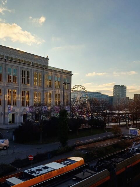 ✨️❄️ This light! Früher Snap aus der Goethestraße 6. Und das Riesenrad steht schon 👀#leipzigliebe #sunset #morningvibes