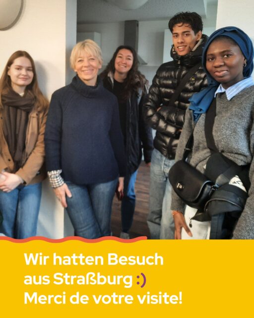 🌍✨ Austausch über Grenzen hinwegWir hatten Besuch aus Frankreich! Diese Woche war eine Delegation des Crous de Strasbourg bei uns in Leipzig zu Gast.Vier Tage lang standen inspirierende Gespräche, ein Wohnheimbesuch und gemeinsame Entdeckungstouren durch Leipzig auf dem Programm. Die Teilnehmenden tauschten sich intensiv über die Arbeit unserer beiden Studentenwerke aus. 💬🤝Seit über 30 Jahren verbindet uns eine starke Partnerschaft. Jeder Besuch zeigt:🧡 Austausch bringt neue Ideen,🧡 stärkt die Unterstützung für Studierende und🧡 bereichert die Arbeit auf beiden Seiten der Grenze.--Dieser Austausch wird gefördert durch den Deutsch-Französischen Bürgerfonds.@croustrasbourg #StudentenwerkLeipzig #CrousStrasbourg #internationalexchange #Partnership #StudentLife #EuropaVerbindet #deutschfranzösisch