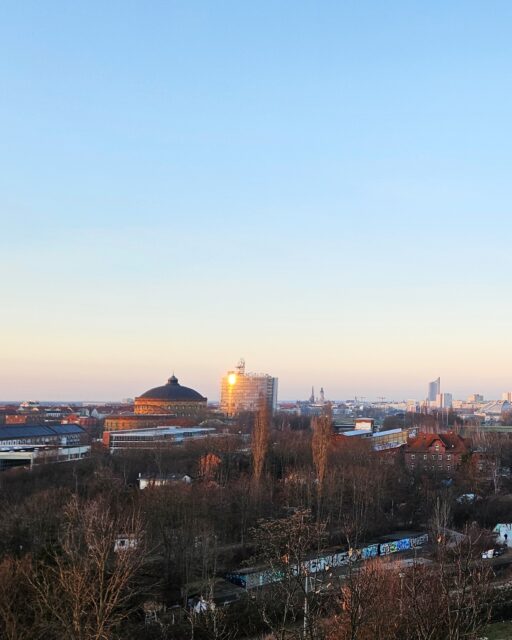 Bisschen die Aussicht genießen 😍Abendlicht über der Stadt — Blick aus dem 8. Stock des Wohnheims in der Arno-Nitzsche-Straße 🪟#Leipzig #LeipzigLiebe #StudierenInLeipzig #StudentLife #Skyline #StudentenwerkLeipzig