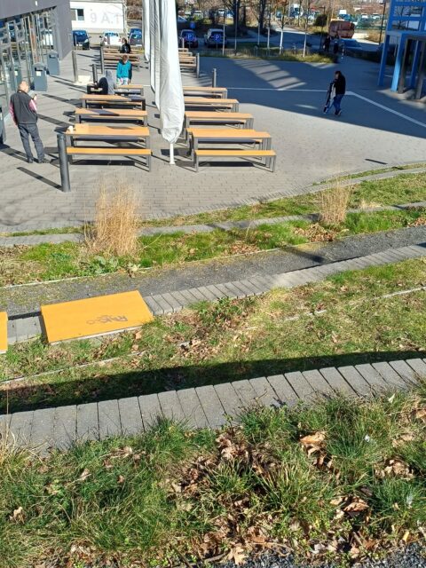 Outdoor Mensa mit ☀️ ☀️ ☀️ Na, verschlägt's dich auch nach draußen bei den ersten warmen Sonnenstrahlen? #springfeeling #sunseekers #mensaammedizincampus #Freisitz #Mensen