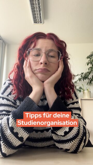 POV: Du wolltest dieses Semester alles im Griff haben 🤡Wie läuft euer Sommersemester bisher?Falls die Antwort eher „geht so“ ist: Fair.Im Reel findet ihr ein paar Tipps, wie ihr euch besser organisieren könnt, um unnötigen Stress zu vermeiden. 👆Und ganz wichtig: Wenn ihr merkt, dass euch alles über den Kopf wächst, müsst ihr das nicht alleine regeln. Holt euch gerne Support bei uns auf stwl.de unter Beratung und Soziales.Zero judgement, versprochen 🤝#StudentenwerkLeipzig #StudyTips #Studium #HilfeImStudium #Studienberatung