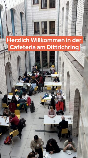 Herzlich willkommen in der Cafeteria am Dittrichring! ☕️Mitten auf dem Campus der @hmt_leipzig findet ihr alles für eine schnelle Pause oder ein entspanntes Mittagessen:- täglich min. ein warmes Mittagessen- hausgemachte Salate, Kuchen und Snacks- Pasta einmal pro Woche- einen großen Lichthof zum Sitzen und Entspannen- barrierefreier Zugang zu Cafeteria und Toiletten- Fahrradstellplätze im InnenhofDen aktuellen Speiseplan findet ihr jederzeit auf unserer Website oder in der App unter Mensen & Cafeterien.Kommt vorbei und probiert es aus! Vielleicht wird das ja euer neuer Lieblingsspot 🤓
