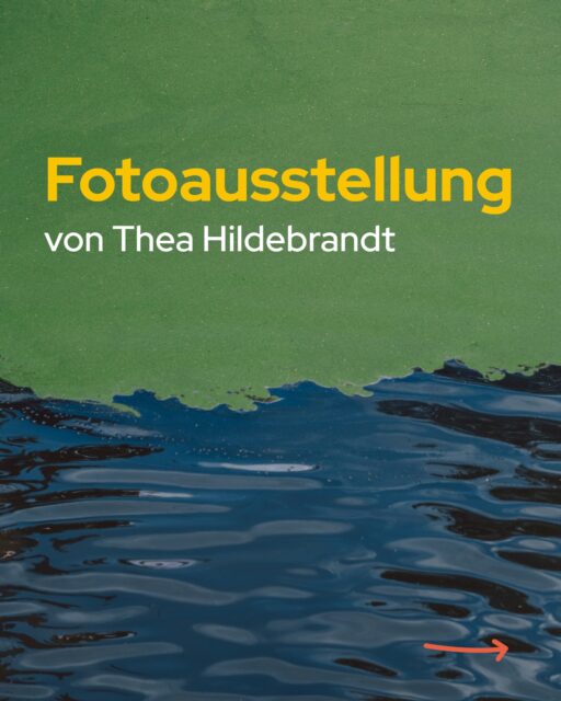 🚨 Neue Fotoausstellung 🚨Die neue Fotoausstellung "re-viewing reality" zeigt aktuelle fotografische Arbeiten von Thea Hildebrandt aus Leipzig. In zwei Fluren werden unterschiedliche Blickwinkel präsentiert:Ein Teil der Ausstellung widmet sich dem Voltigiersport, der für Thea kraftvoll, dynamisch und eng mit ihrer eigenen sportlichen Vergangenheit verbunden ist.Der andere Teil zeigt freie Arbeiten, in denen Linien, Formen und Strukturen der Realität neu interpretiert werden.Mehr Bilder und Infos zu Thea gibt's bei @foto_theatralisch 📍 Die Ausstellung ist bis Ende Juni 2026 in den Fluren der 1. und 2. Etage des Studentenwerks Leipzig (Goethestraße 6) zu sehen.#StudentenwerkLeipzig #Fotoausstellung #Fotografie #Kultur