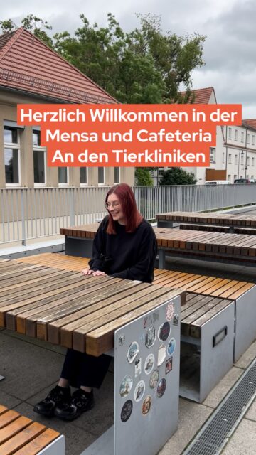 Herzlich willkommen in der Mensa & Cafeteria An den Tierkliniken 🐾Was euch hier erwartet:- täglich 2-3 Mittagsgerichte (eins davon immer vegan!)- Snacks, Salate, Smoothies & Desserts- fair gehandelter Kaffee und Kaffeespezialitäten ☕️- leckere Kuchen und Gebäck 🍰- gemütlicher Freisitz- Snackautomat- barrierefreier ZugangKlein, gemütlich und familiär – also nicht nur für angehende Veterinär:innen einen Besuch wert!#StudentenwerkLeipzig #Mensa #mensen #StudierenInLeipzig