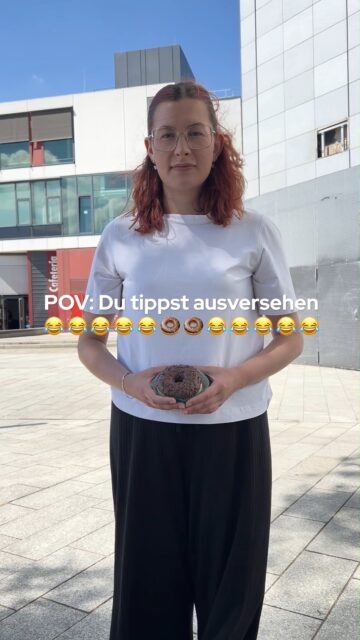 Vegan Donut, anyone? 🍩Wusstet ihr schon? In unseren Mensen und Cafeterien gibt es ChoViVa-Franzbrötchen und -Donuts, die nicht nur vegan, sondern auch kakaofrei sind! 🍫Wir versuchen, dem Klima mit veganen und innovativen Produkten wie diesen hier zu helfen, wo wir können.Was sagt ihr zu kakaofreier Schokolade: yay or nay? @choviva_inside #StudentenwerkLeipzig #Mensa #vegan #choviva