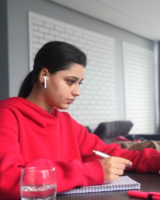 Reminder: Im Studium läuft nicht immer alles nach Plan – und das ist ziemlich normal.Manchmal fühlt man sich allein.Manchmal wird aus Aufschieben plötzlich Stillstand.Manchmal wechselt man den Studiengang oder braucht einfach länger als andere.Damit bist du nicht allein. 🤍Studium ist kein highlight reel. Es bedeutet auch, den eigenen Weg zu finden, Grenzen kennenzulernen und Schritt für Schritt weiterzugehen.Und manchmal gehört auch dazu, sich Unterstützung zu holen.Unsere Sozialberatung und die Psychosoziale Beratung sind für dich da: stwl.de/beratungVideo: adobe.stock.com /teksomolika; adobe.stock.com/Seventyfour; adobe.stock.com/hotelfoxtrot69; adobe.stock.com/Gorodenkoff; adobe.stock.com/SpokoStock; adobe.stock.com/MyStockVideo; adobe.stock.com/aleksmark2016; adobe.stock.com/Rodrigo Sales; adobe.stock.com/JhonHurtado#studienalltag #realtalk #mentalhealth #StudentenwerkLeipzig