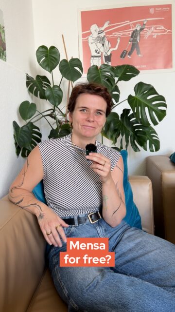 🇩🇪 Dir ist plötzlich das Geld ausgegangen? Oder du kennst jemanden, dem es gerade so geht?⁣⁣Der Freitisch-Gutschein kann Studierende in einer unverschuldeten finanziellen Notlage unterstützen. Dabei werden dir 100 € auf deine Mensakarte geladen, mit denen du Essen und Getränke in unseren Mensen und Cafeterien bezahlen kannst. 🍽⁣Und bitte: Denk nicht direkt: „Das ist bestimmt nichts für mich.“ Wenn einer der genannten Punkte mit dir resoniert, komm einfach in die Sozialberatung. Ihr schaut dann gemeinsam, ob der Freitisch-Gutschein für dich infrage kommt.⁣⁣Also: Kommt alle vorbei! Die Sozialberatung freut sich auf euch! 🫶⁣⁣_____________________________🇬🇧 Have you suddenly found yourself short of money? Or do you know anyone who is experiencing this right now?⁣⁣The 'Freitisch' voucher can help students who find themselves in financial difficulty through no fault of their own. It adds €100 to your Mensa card, which you can use to pay for food and drinks in our canteens and cafeterias. 🍽⁣Please don’t immediately think, “This definitely isn’t for me”. If any of the above resonates with you, just stop by the Social Counseling Service. Together, you can figure out whether the 'Freitisch' voucher is an option for you.⁣⁣So please come and see us! The Social Counselling Service looks forward to seeing you! 🫶#InternationalStudents #StudentenwerkLeipzig #SocialCounselingService #FreeMealProject #Mensa