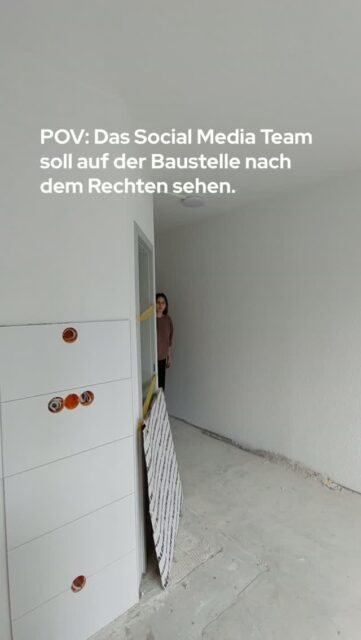 Jooa, sieht doch schon jut aus hier 👀😅Danke an die lieben Handwerker, die unsere Baustellen-Fragen immer so geduldig beantworten!fyi Die Sanierung der Philipp-Rosenthal Str. 29 ist Teil des Bundesförderprogramms „Junges Wohnen“. Darüber können wir Studiwohnheime modernisieren und bezahlbaren Wohnraum sichern.#StudentenwerkLeipzig #StudierenInLeipzig #BaustellenRomantik #BaustellenUpdate #Studentenwohnheim