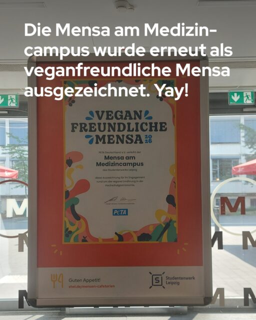 Vegan? Können wir!!Auch 2026 sind wir mit der Mensa am Medizincampus wieder im PETA-Ranking der veganfreundlichsten Hochschulmensen vertreten. Juhuu!Darauf sind wir schon ein bisschen stolz🥹 Und noch stolzer sind wir auf unser veganes Angebot. Wir freuen, dass ihr es feiert, und arbeiten stets daran, es weiter auszubauen 🌱 🌱#StudentenwerkLeipzig #vegan #Mensa #mensen