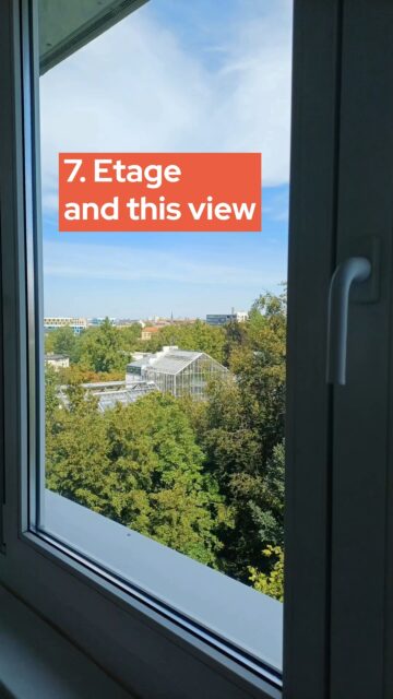 Botanischer Ausblick von der Baustelle 🌴👷🏻Von Baudreck und Lärm bis zu fast fertig renovierten Wohnheimzimmern mit nagelneuen Böden begegnet uns heute alles.Die Sanierung der Philipp-Rosenthal Str. 29 ist Teil des Bundesförderprogramms „Junges Wohnen“. Darüber können wir Studiwohnheime modernisieren und bezahlbaren Wohnraum sichern. 🏡#StudentenwerkLeipzig #StudierenInLeipzig #BaustellenRomantik #BaustellenUpdate #Studentenwohnheim