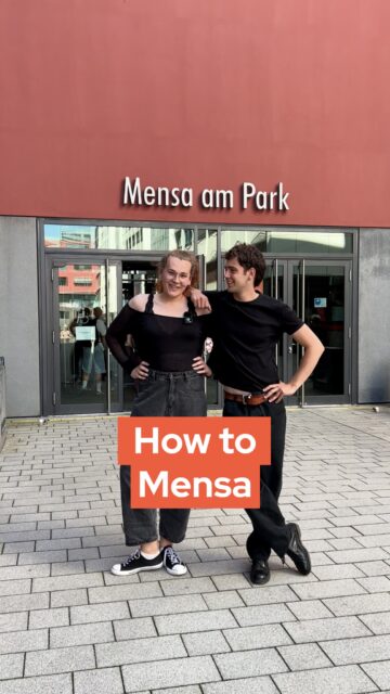Du bist bald Ersti in Leipzig? Dann ist dieses Video genau für dich!!Um eure Anfangszeit so smooth wie möglich zu gestalten, haben wir im heute ein “How to Mensa” für euch. Happy mensen Erstis 🍝🍝🍝Und das war noch lange nicht alles: In den nächsten Wochen kommen noch mehr Mensa Hacks. Also folgt uns, damit ihr nichts verpasst! Schaut auch beim StuRa der Uni vorbei @sturaunileipzig, danke Alaska!! Die Schokolade gibt's nur zu bestimmten Anlässen btw. We’re sorry💔#StudentenwerkLeipzig #Mensa #mensen #StudierenInLeipzig