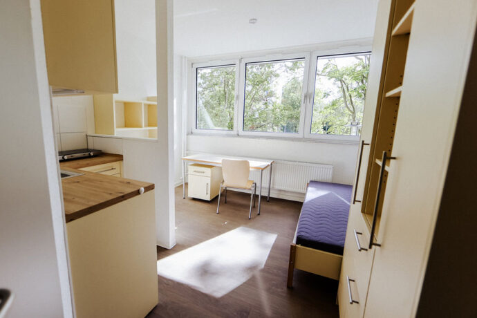Ein möbliertes Zimmer des Studentenwohnheims Arno-Nitzsche-Straße 40-44.