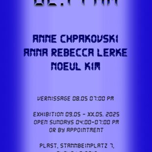 Plakat zur Ausstellung "02:17 AM" mit Veranstaltungsdaten auf blauem Hintergrund