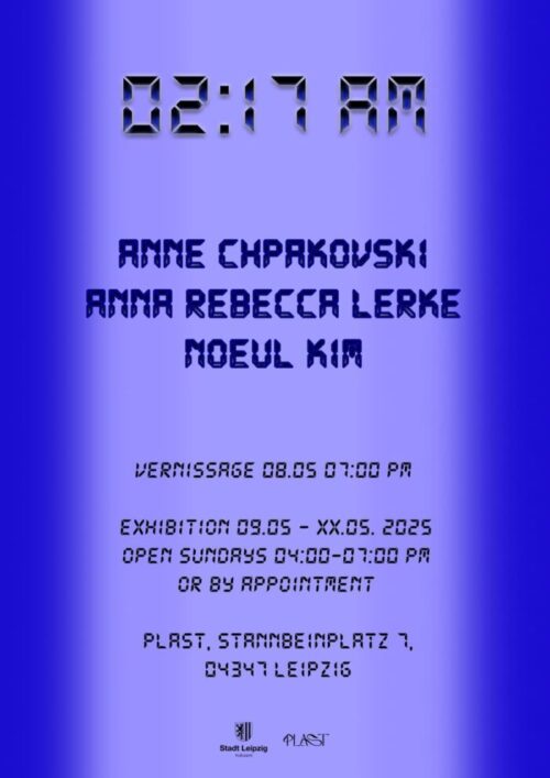 Plakat zur Ausstellung "02:17 AM" mit Veranstaltungsdaten auf blauem Hintergrund