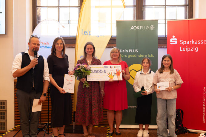 Gewinner:innen des Familienfreundlichkeitspreises 2025 mit Spendenscheck im Neuen Rathaus der Stadt Leipzig