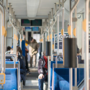 Leerer Fahrgastraum einer Tram, Straßenbahn des ÖPNV