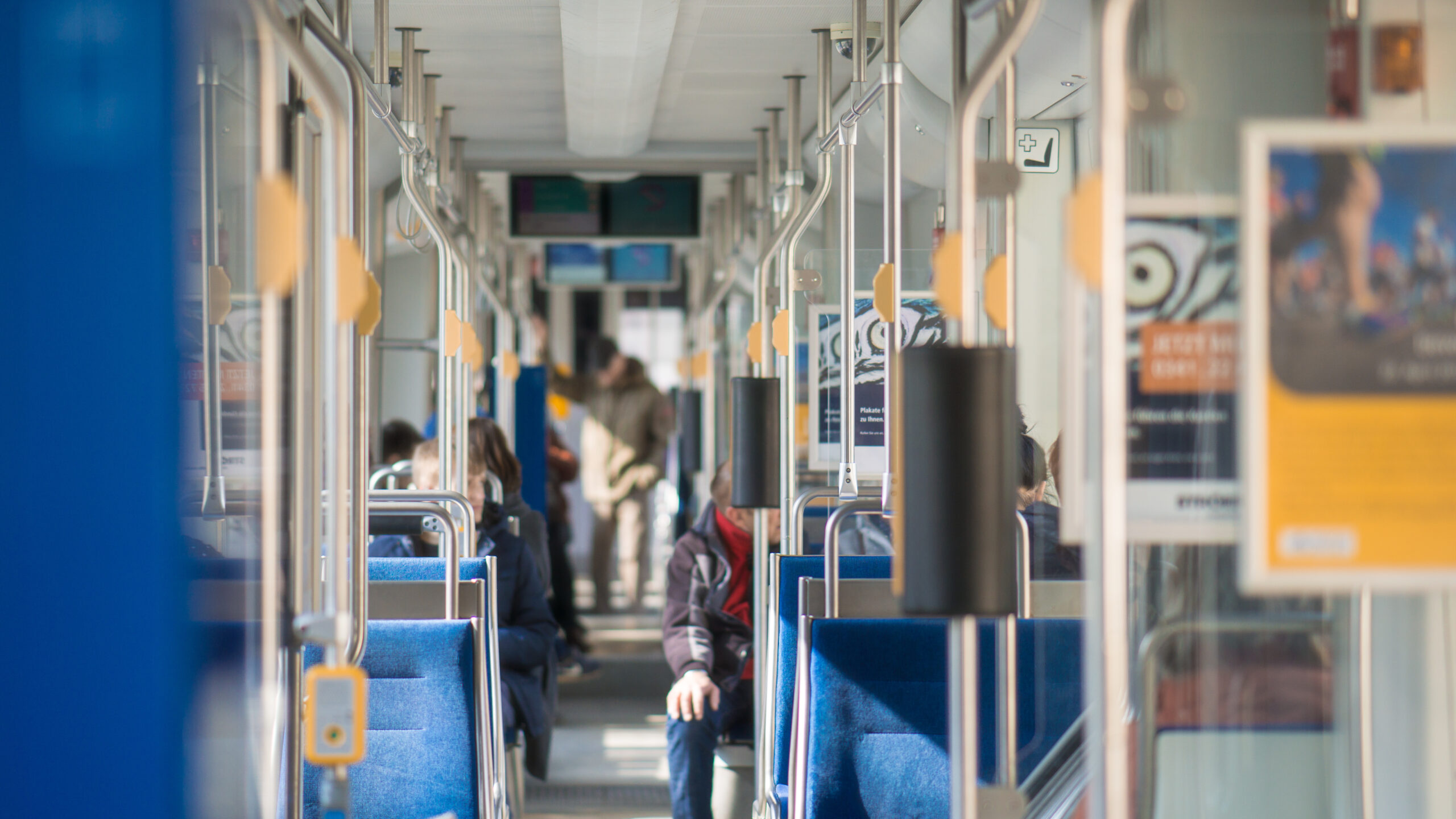 Leerer Fahrgastraum einer Tram, Straßenbahn des ÖPNV