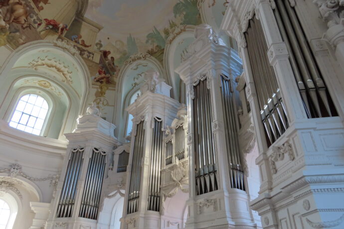 Eine Orgel in einer Kirche
