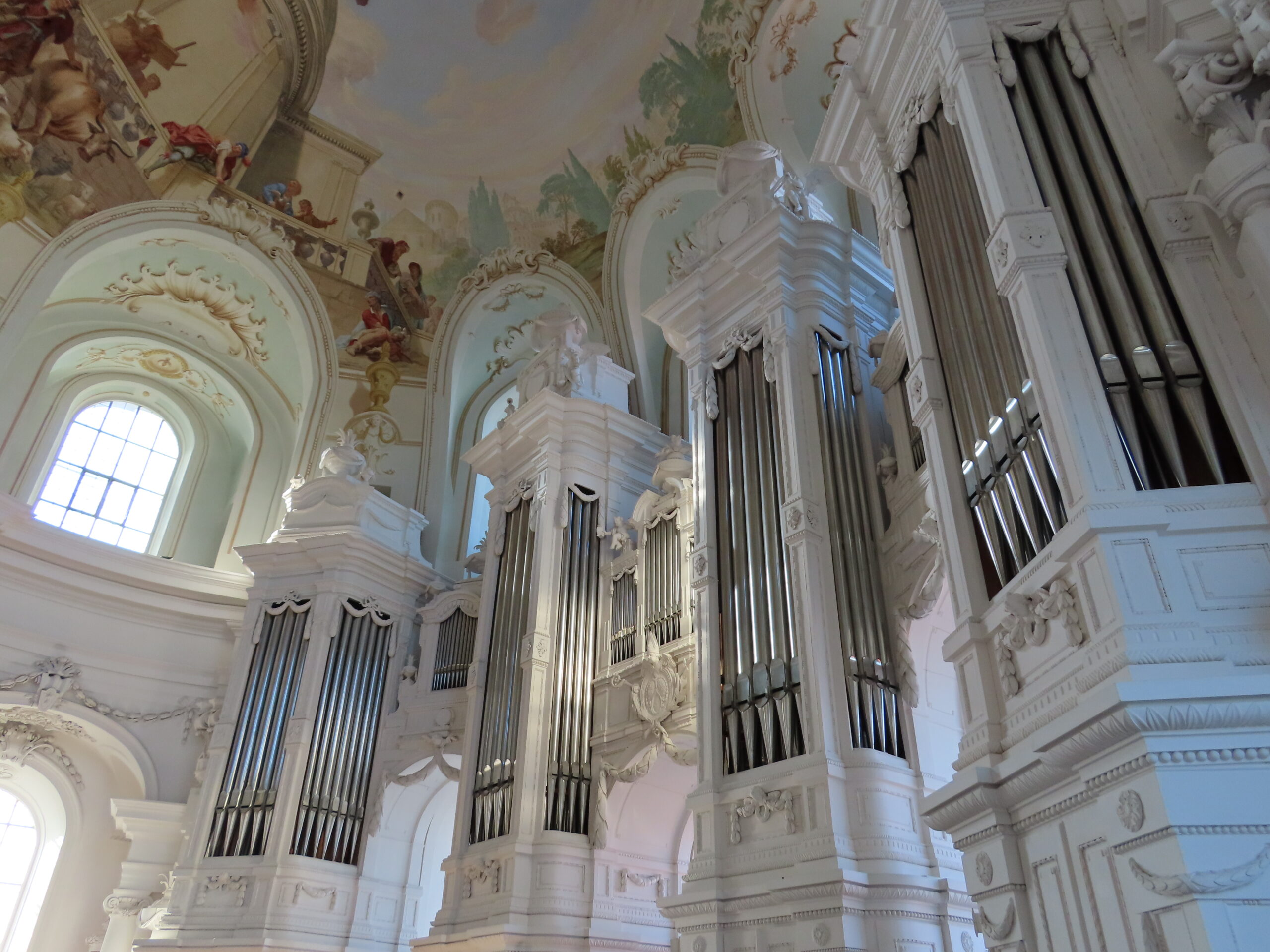 Eine Orgel in einer Kirche