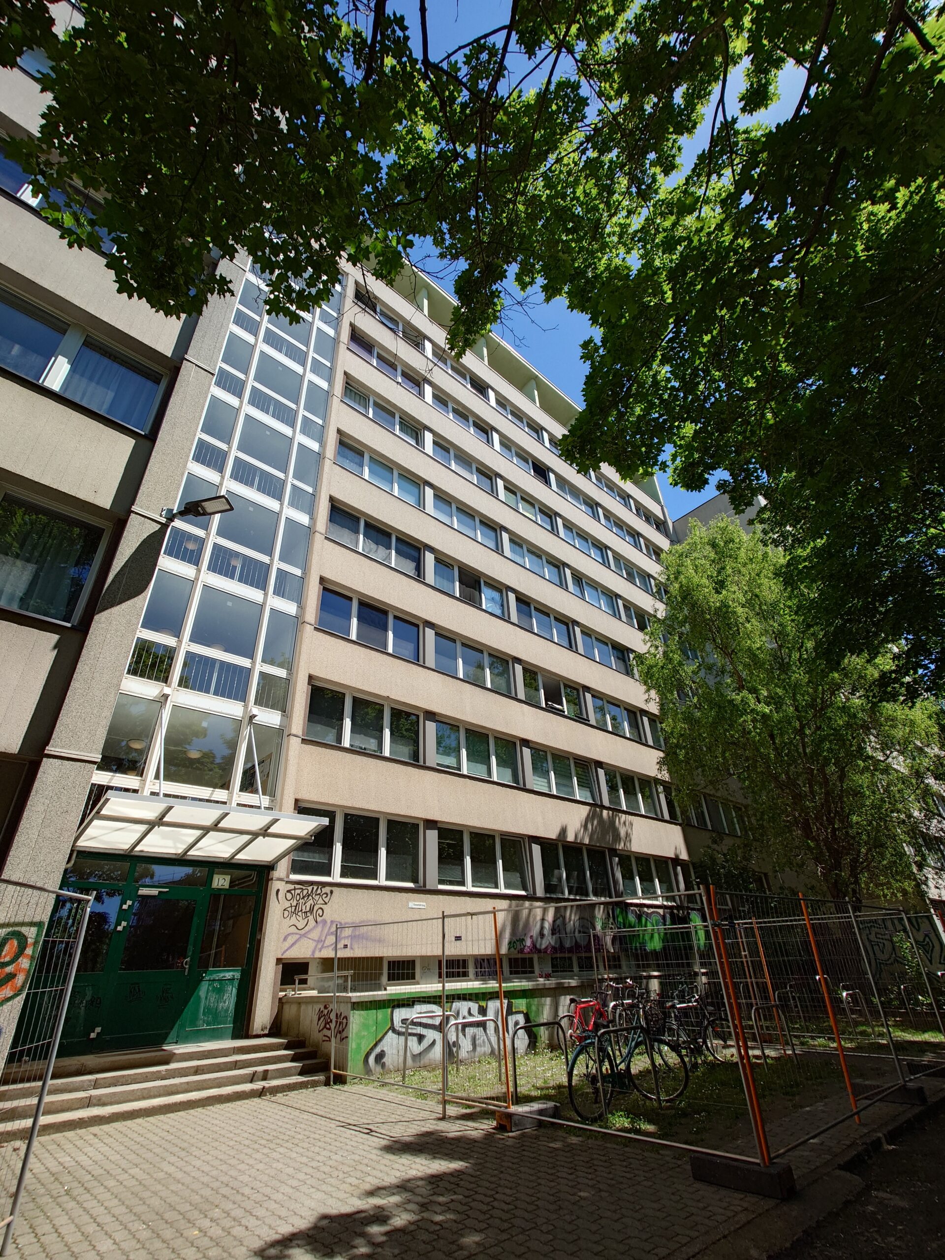 Außenansicht des Westseite der Tarostraße.