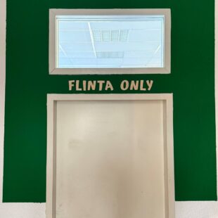 Zu sehen ist eine geschlossene Tür, über der steht "Flinta only"