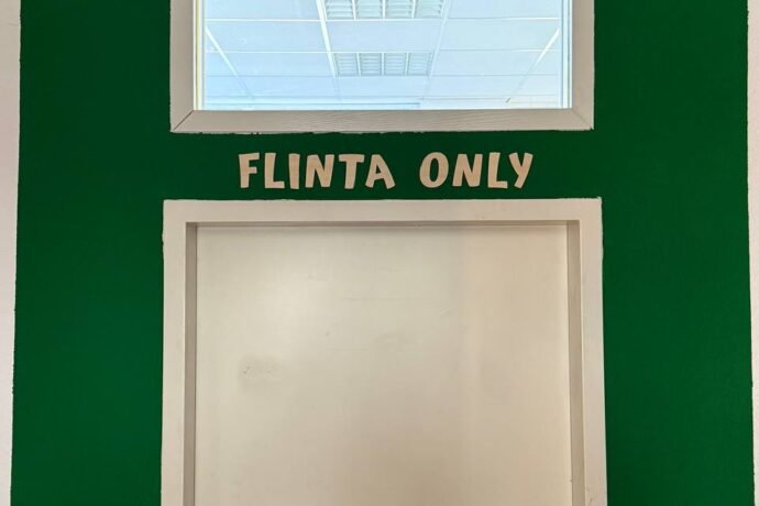 Zu sehen ist eine geschlossene Tür, über der steht "Flinta only"