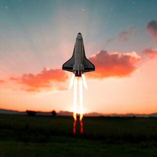 Rakete hebt ab vor einem epischen Sonnenuntergang