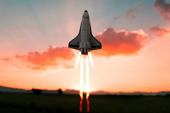 Rakete hebt ab vor einem epischen Sonnenuntergang