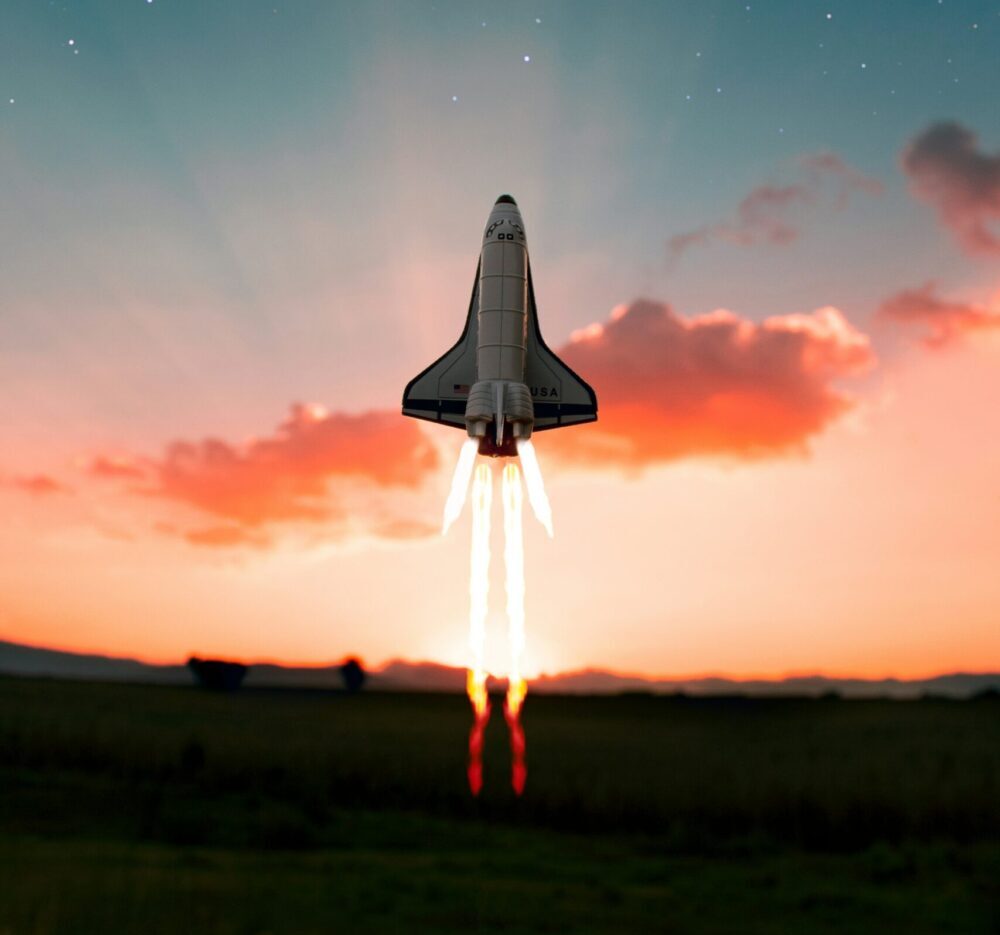 Rakete hebt ab vor einem epischen Sonnenuntergang